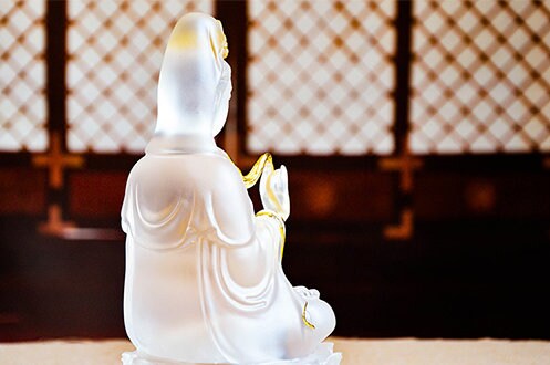 Liu Li Glass Amber Color Guan Yin Statue Ornament | Gifting for him or her | Goddess of Compassion | Crystal Art | Buddha Decoration